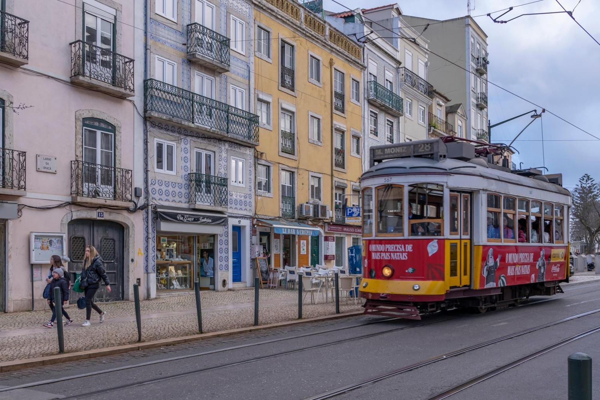 Superb Apartments Overlooking Graca In Lisbon Luaran gambar