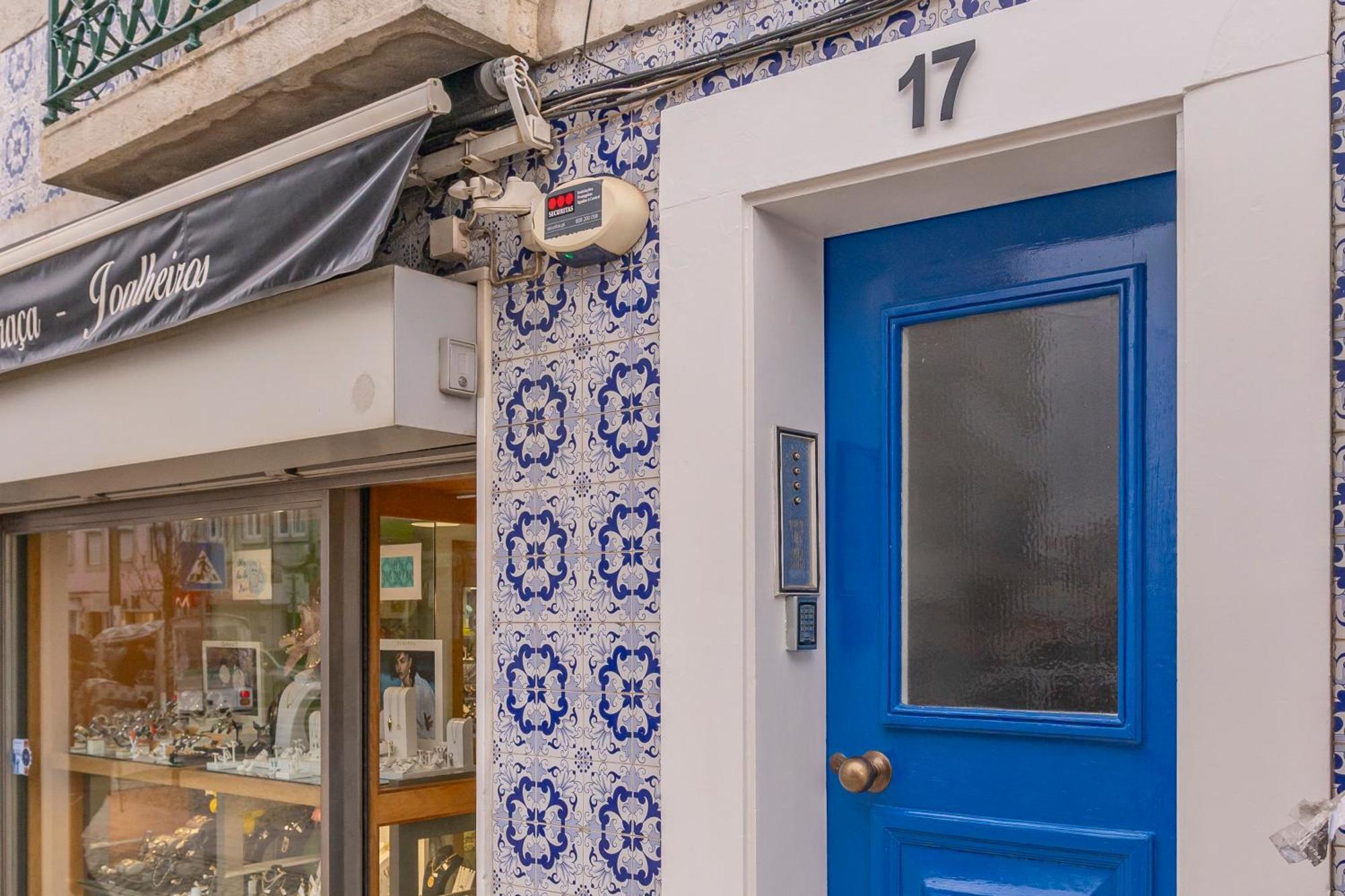 Superb Apartments Overlooking Graca In Lisbon Luaran gambar