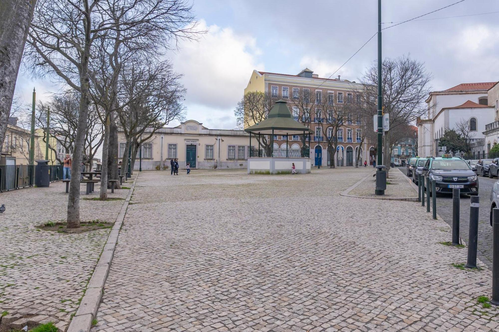 Superb Apartments Overlooking Graca In Lisbon Luaran gambar