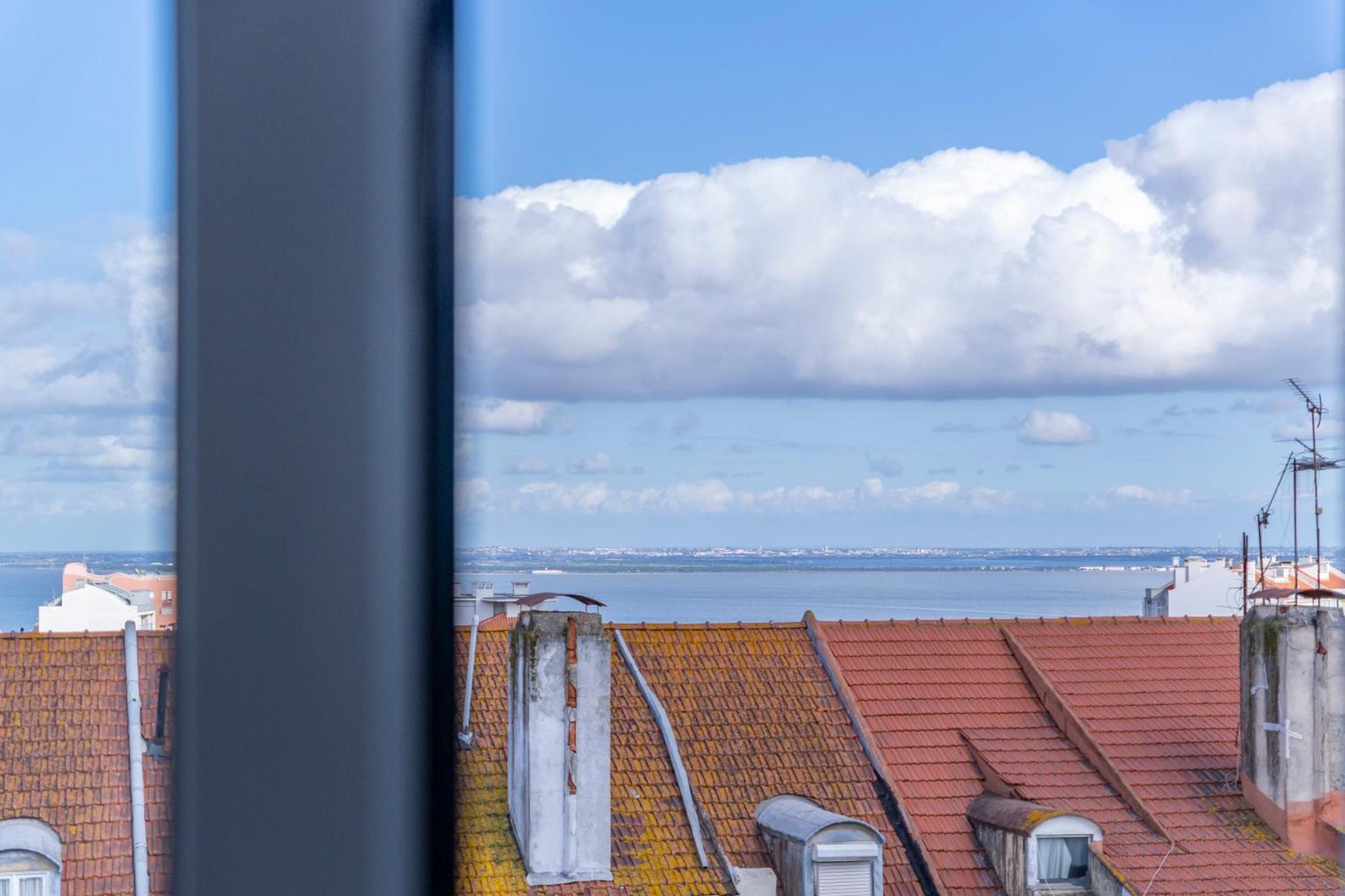 Superb Apartments Overlooking Graca In Lisbon Bilik gambar