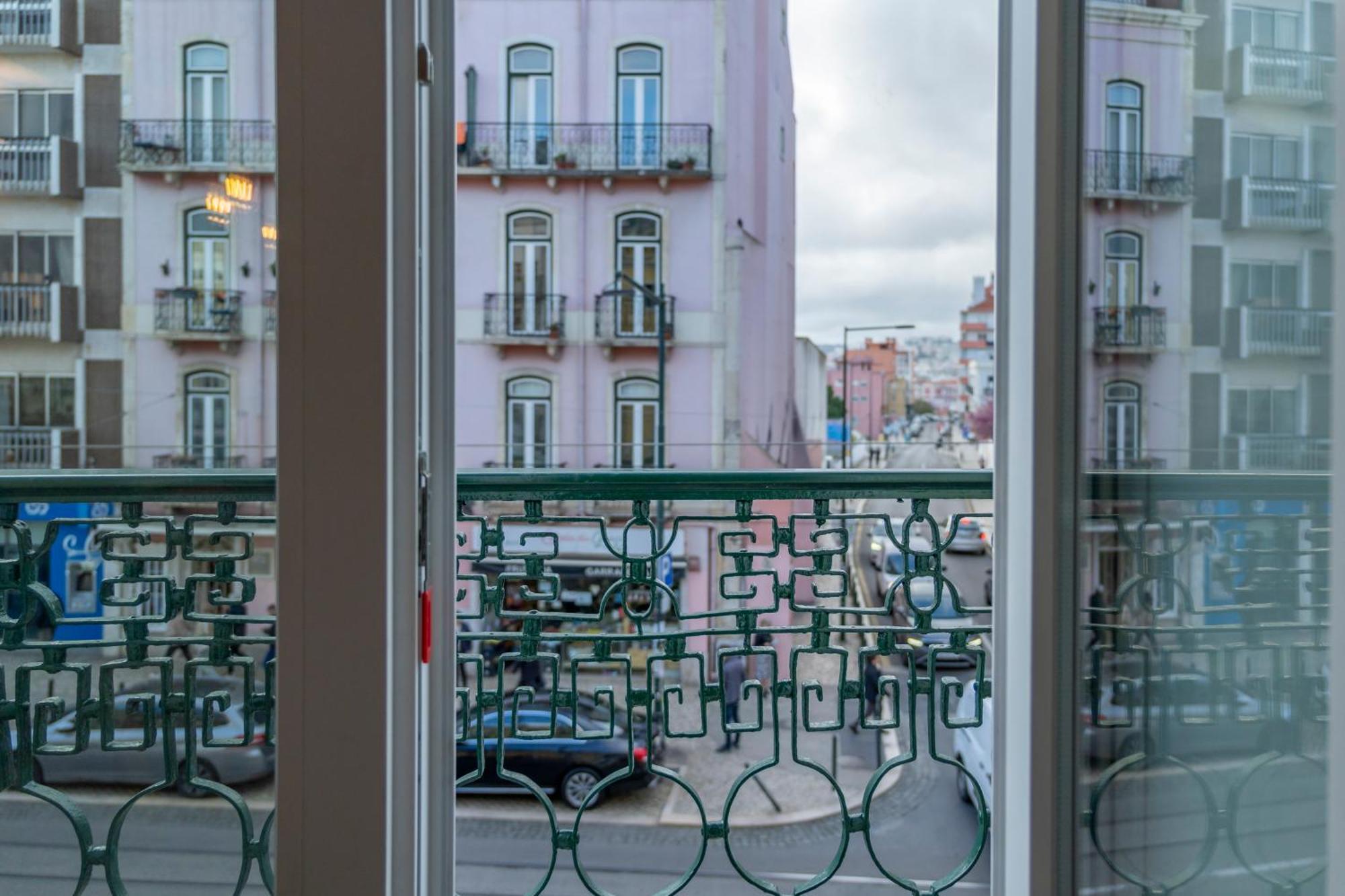 Superb Apartments Overlooking Graca In Lisbon Luaran gambar
